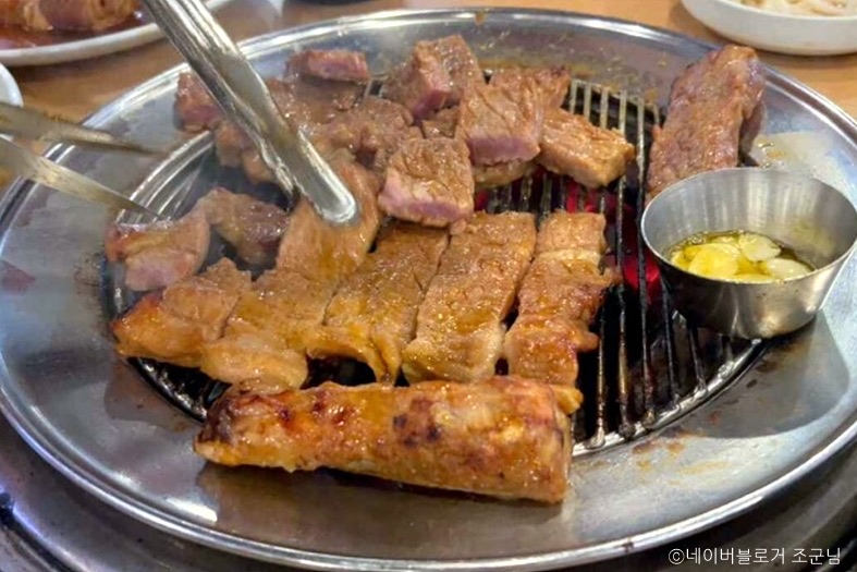 흥부골숯불돼지왕갈비 사진 1
